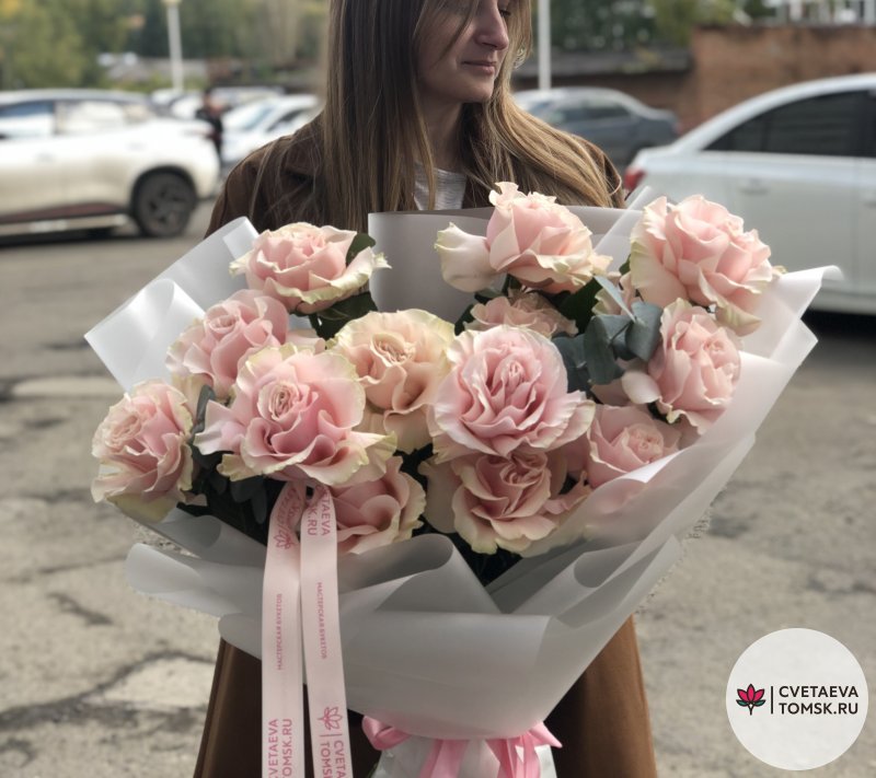 Букет из 15 французских роз «Пинк Мондиаль» с эвкалиптом