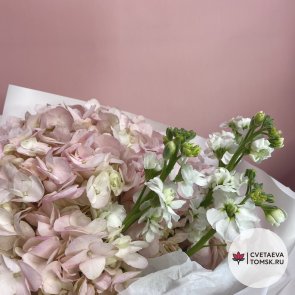 Букет из 3 розовых гортензий и маттиолы на День Матери