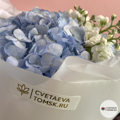 Букет из 3 голубых гортензий и маттиолы ко Дню Матери