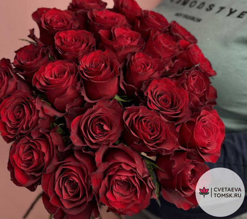 25 ярких красных роз на 8 марта