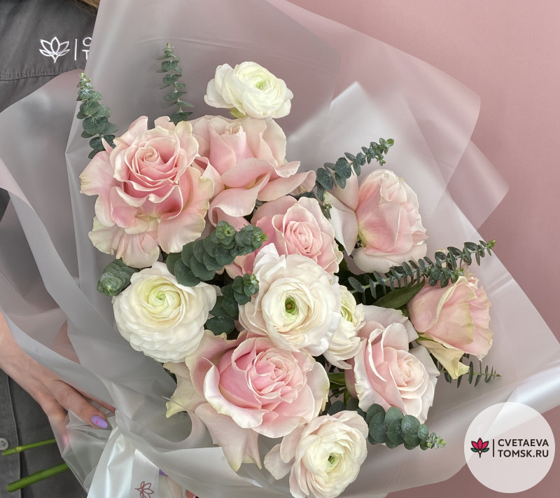 7 французских роз «Пинк мондиаль» с ранункулюсами и эвкалиптом