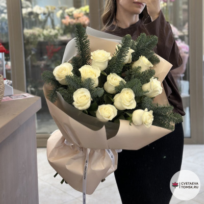 Зимний букет с белыми розами