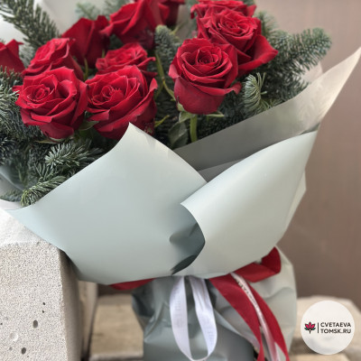 Зимний букет с красными розами