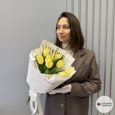 Солнечный букет из 9 тюльпанов