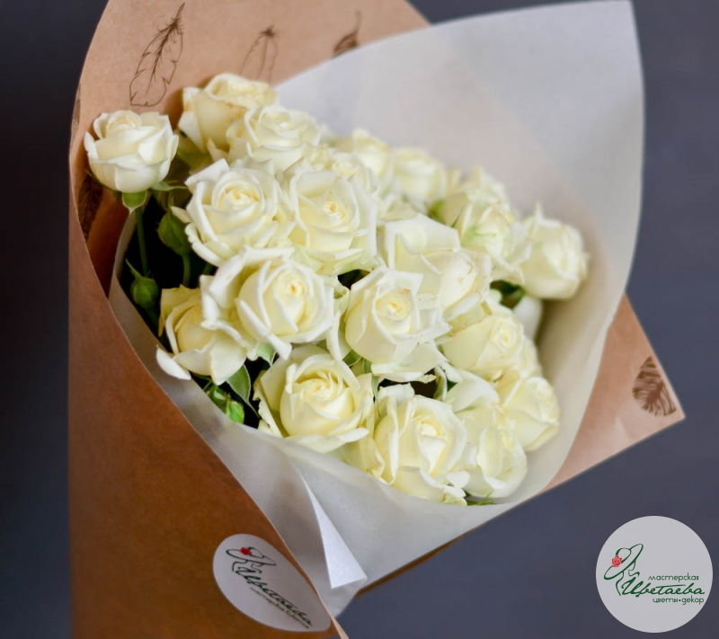 Букет из 7 белых кустовых роз