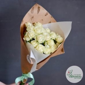 Букет из 7 белых кустовых роз