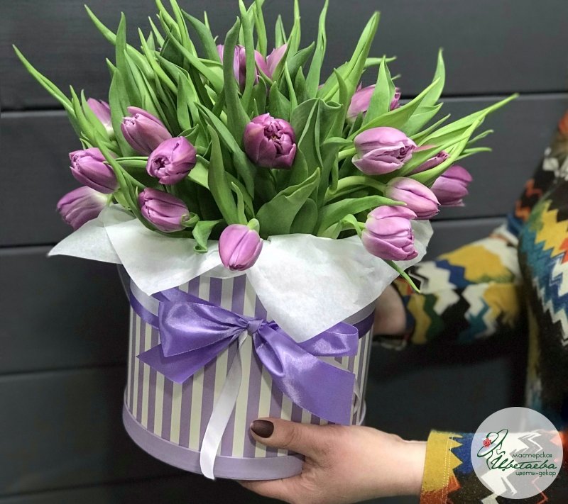 Шляпная коробочка тюльпанов «Дарю весну!»