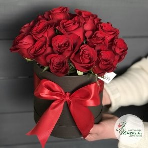 Шляпная коробочка из 21 красной розы