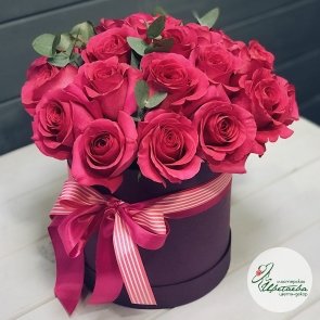 19 ярких роз в шляпной коробочке