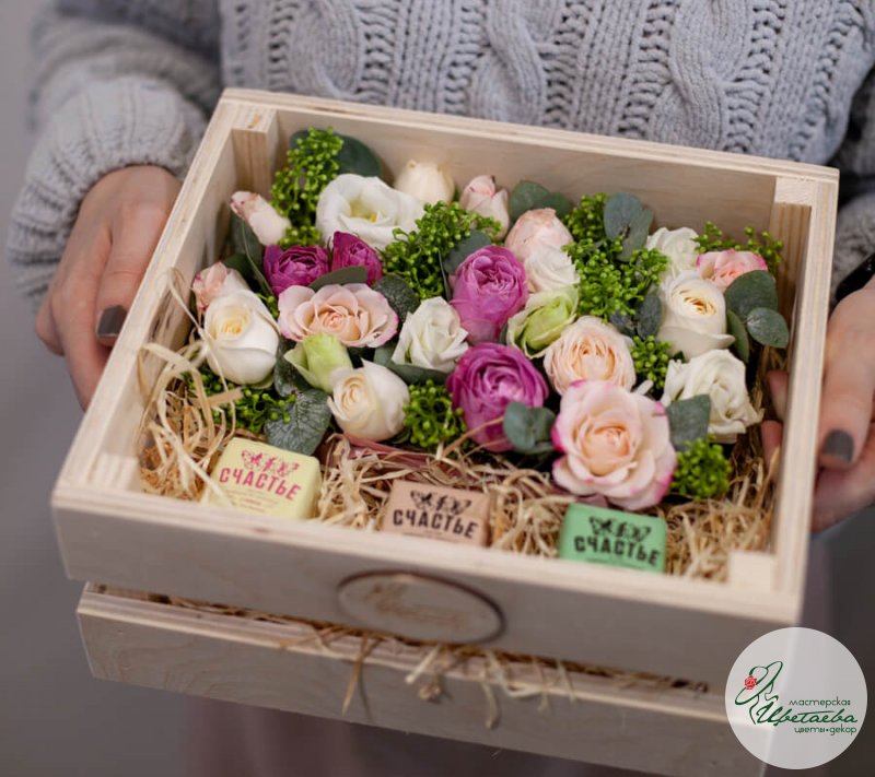 Цветы и сладости в ящике с питерскими конфетами «Счастье»