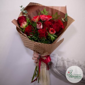 Букет красных розы с анемонами