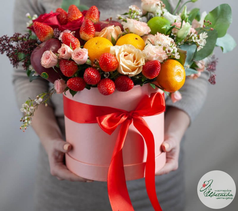 Подарочная коробка с фруктами и цветами
