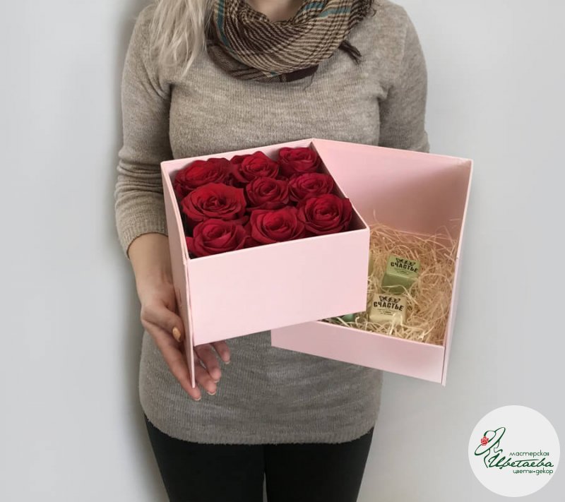 Розы в коробке с конфетами
