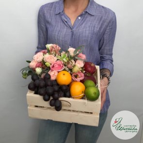 Ящик с фруктами и цветами
