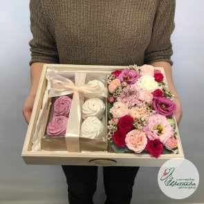 Цветы с зефиром в коробке