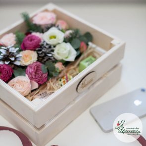 Новогодняя композиция в коробке с цветами