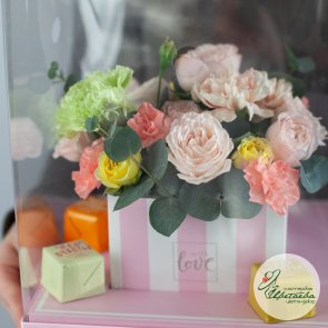 Букеты цветов в коробках с конфетами