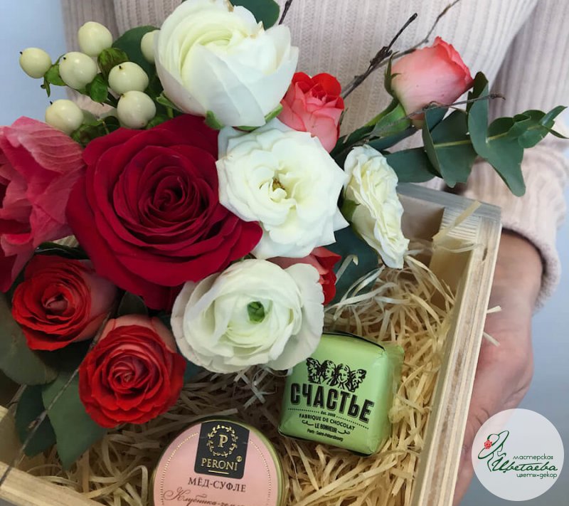 Подарочный набор на 8 марта: цветы и конфеты